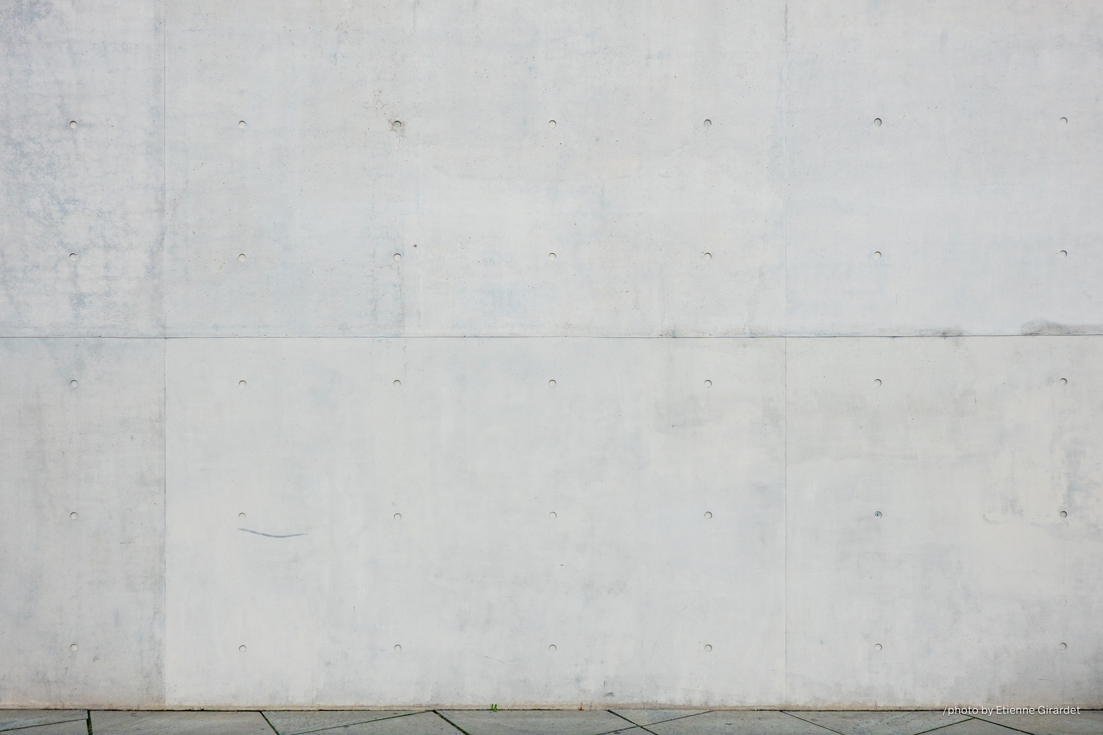 202301_05_RXX02291-light-gray-concrete-wall-with-holes-by-E-Girardet.jpg