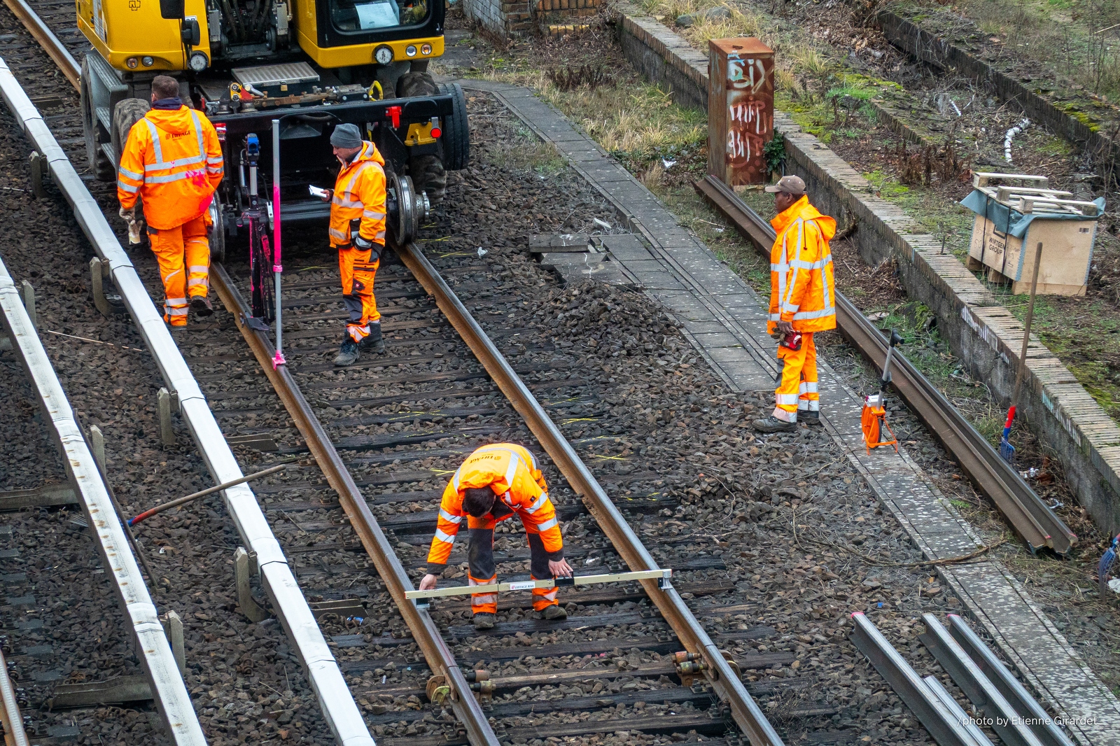 202301_14_RXX02296-railroad-workers-maintaining-tracks-by-E-Girardet.jpg