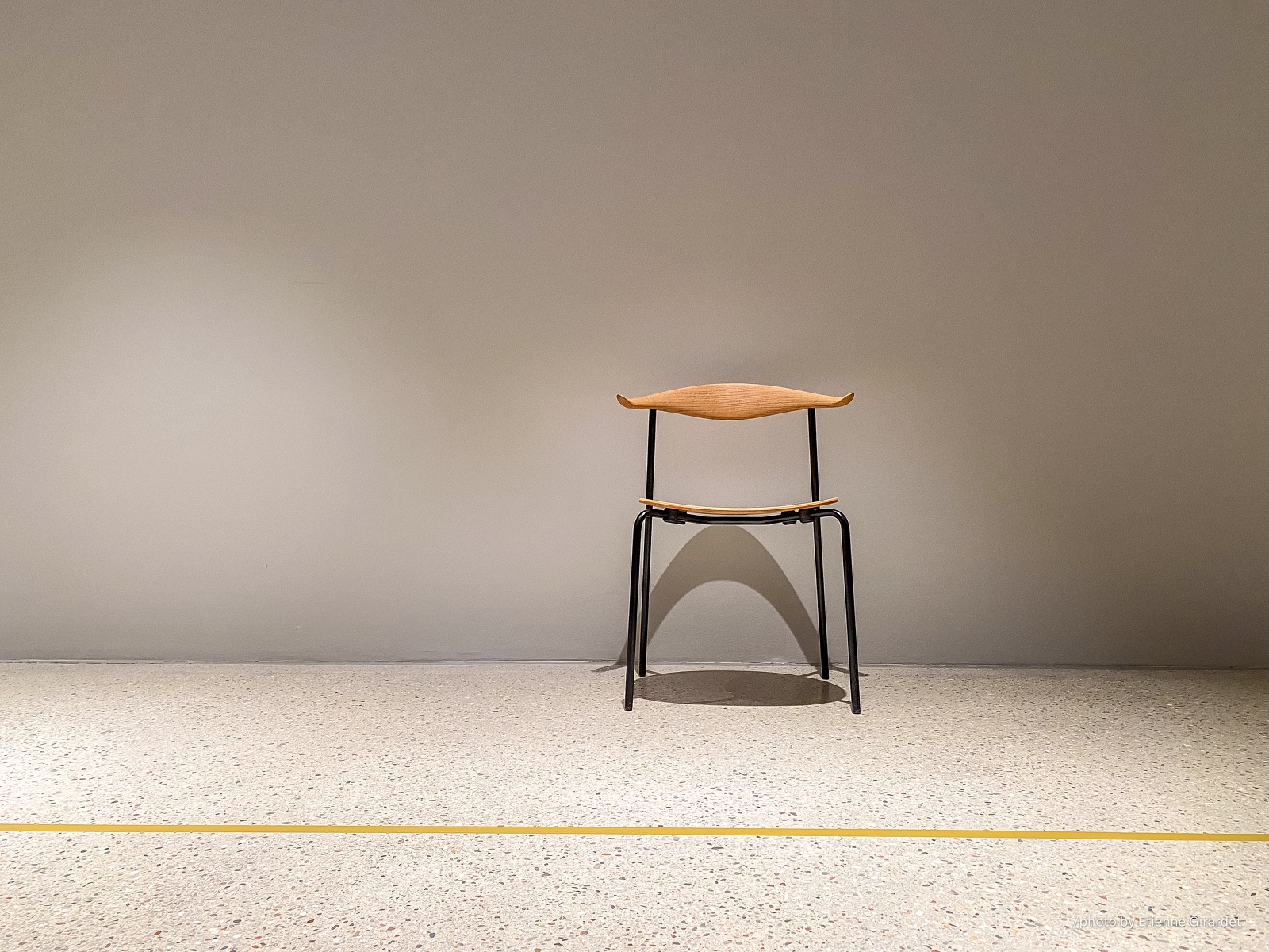 202301_15_IMG_4795-empty-chair-against-light-wall-by-E-Girardet.jpg