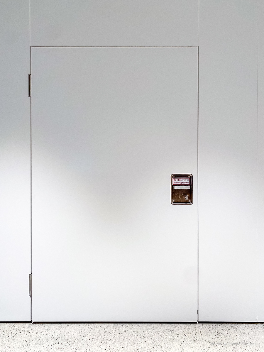 202301_15_IMG_4798-light-beige-door-with-warning-sign-by-E-Girardet.jpg