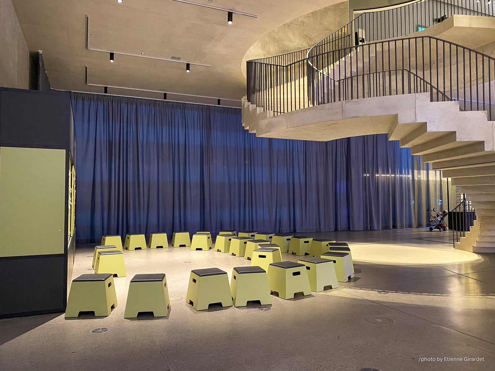 202301_15_IMG_4799-modern-space-with-chairs-and-drapes-by-E-Girardet.jpg