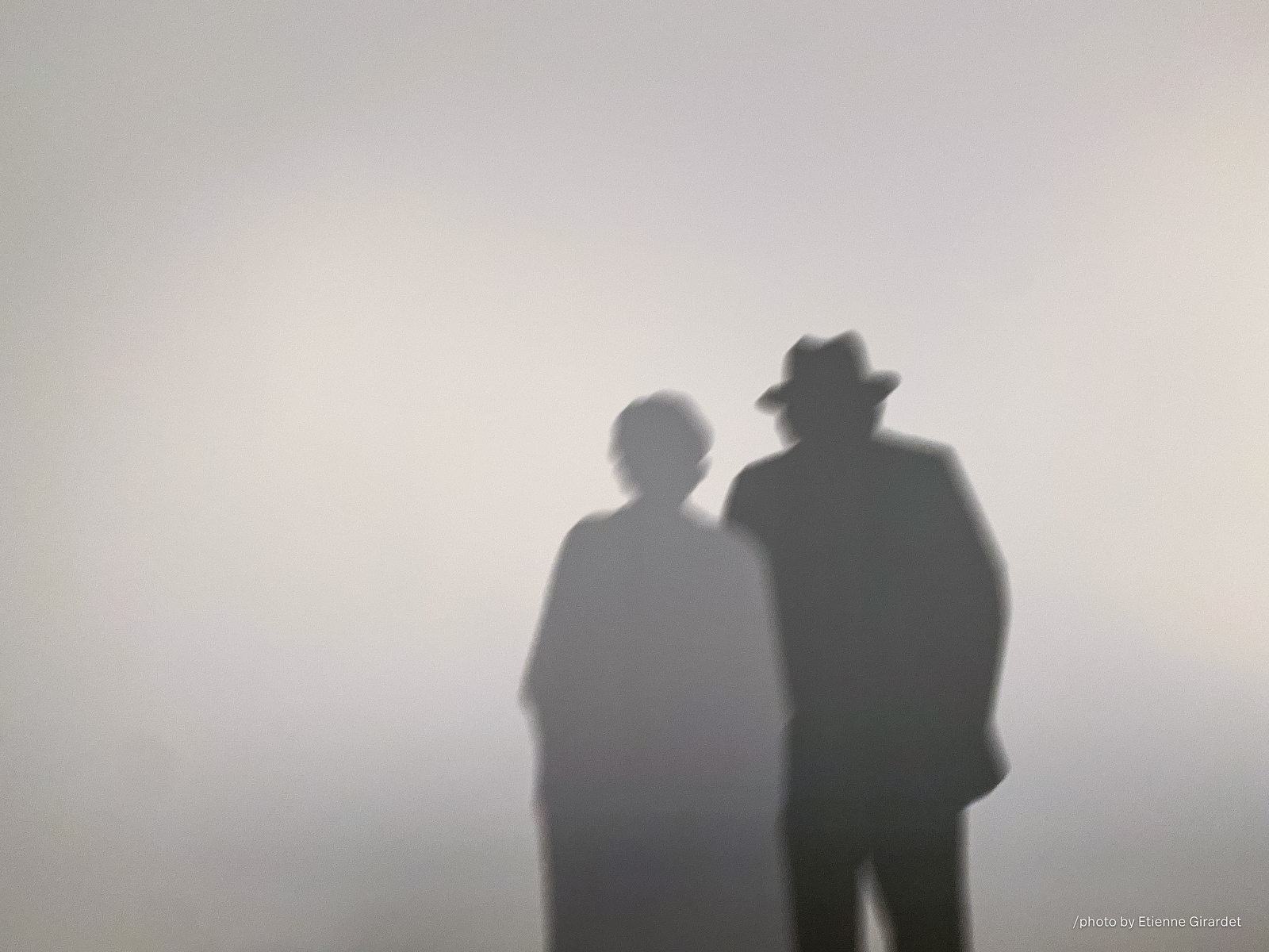 202301_15_IMG_4801-blurred-shadows-of-two-people-by-E-Girardet.jpg