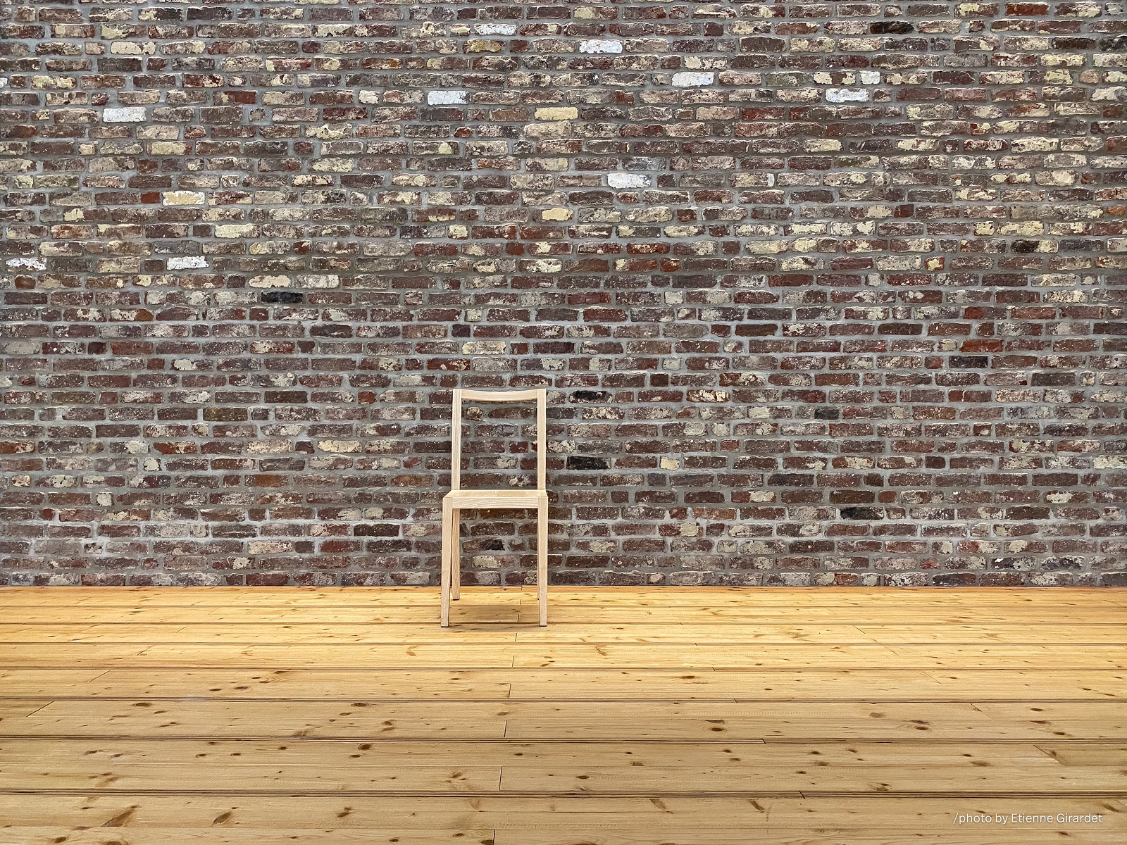 202301_15_IMG_4817-wooden-chair-against-brick-wall-floor-by-E-Girardet.jpg