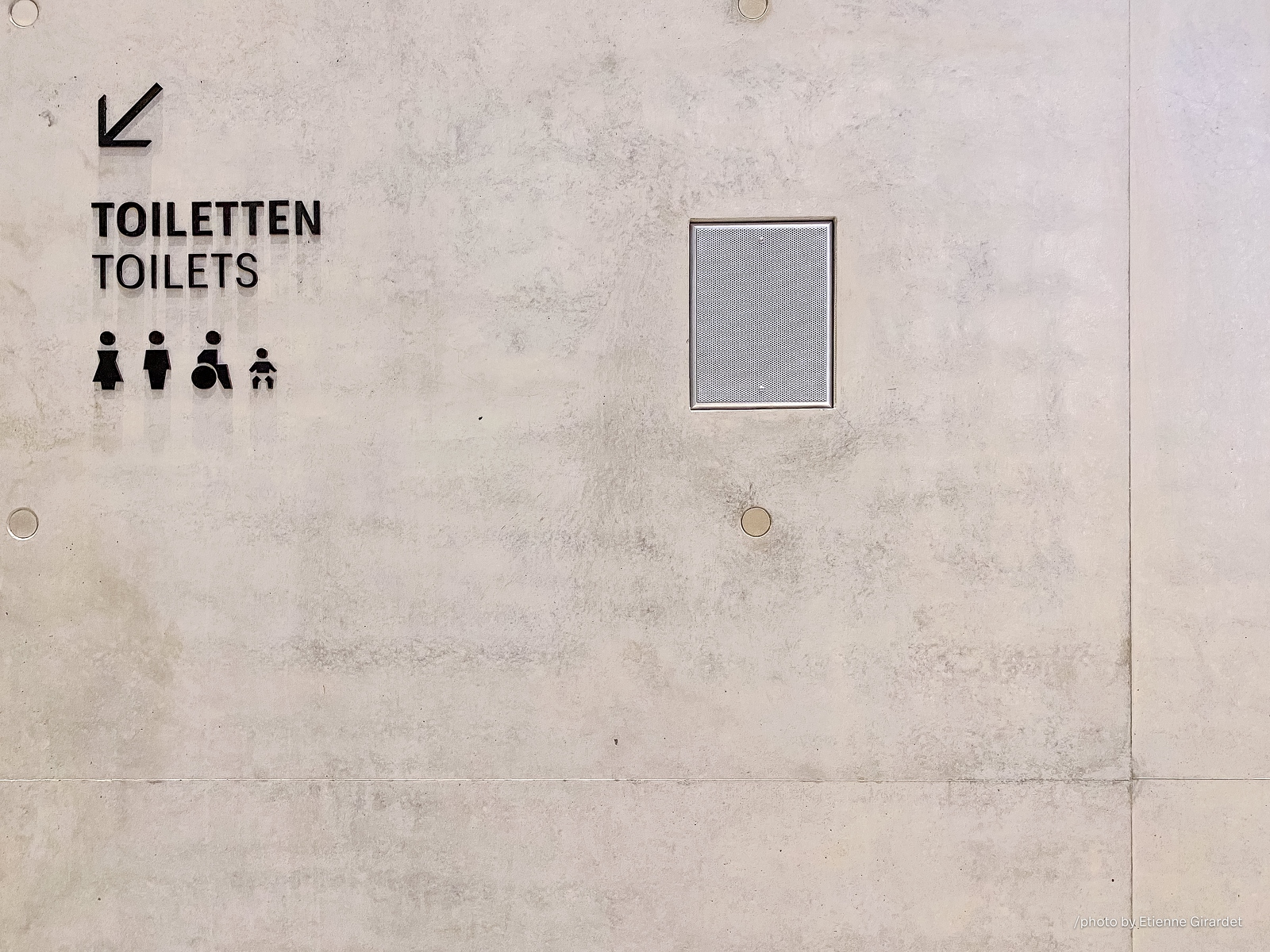 202301_15_IMG_4823-toilet-sign-on-light-gray-wall-by-E-Girardet.jpg