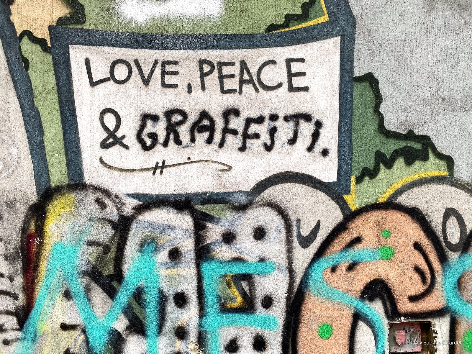 202301_20_IMG_4843-graffiti-wall-love-peace-and-art-by-E-Girardet.jpg