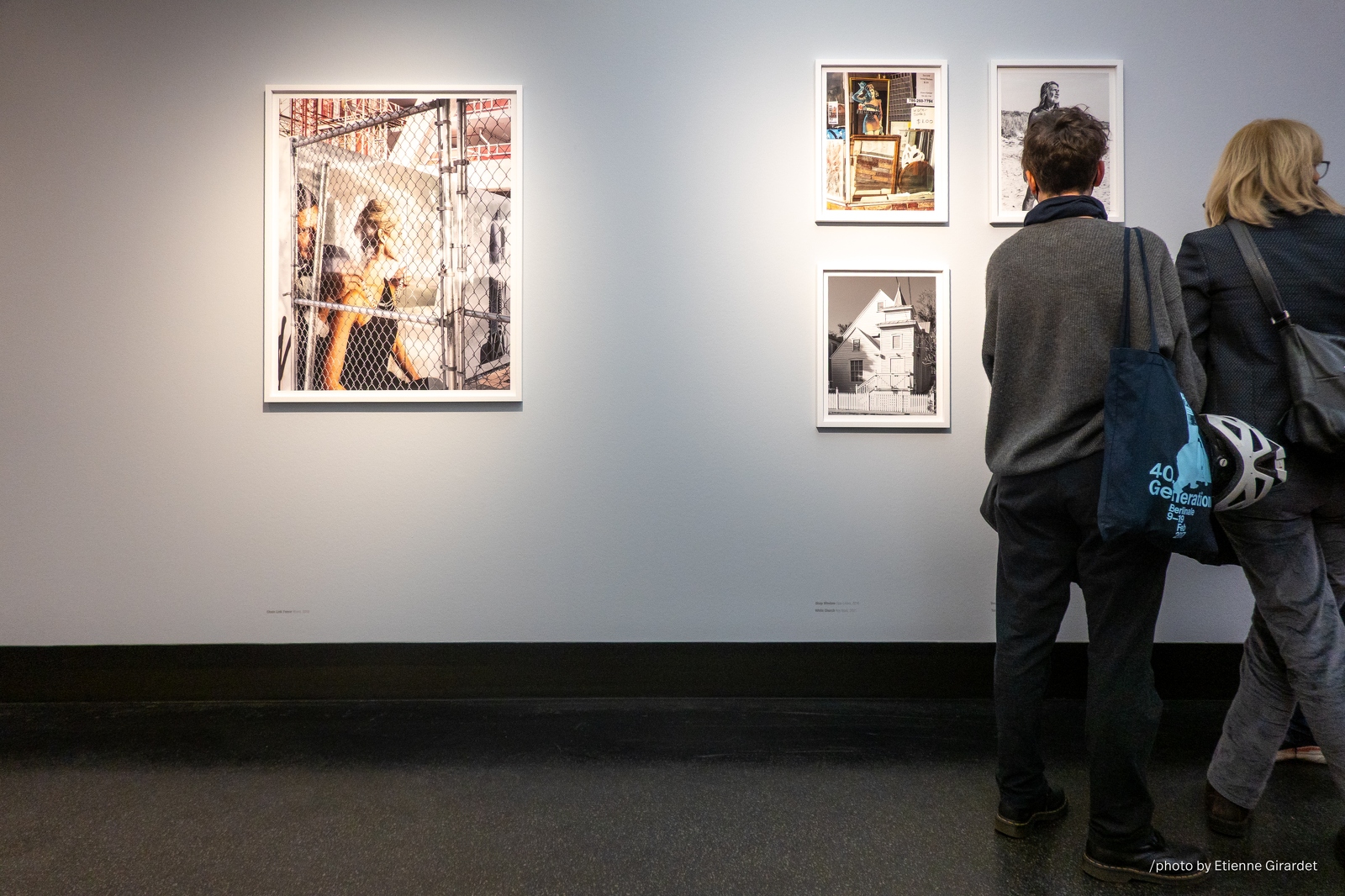 202301_27_RXX02302-photo-exhibit-viewers-multiple-images-by-E-Girardet.jpg