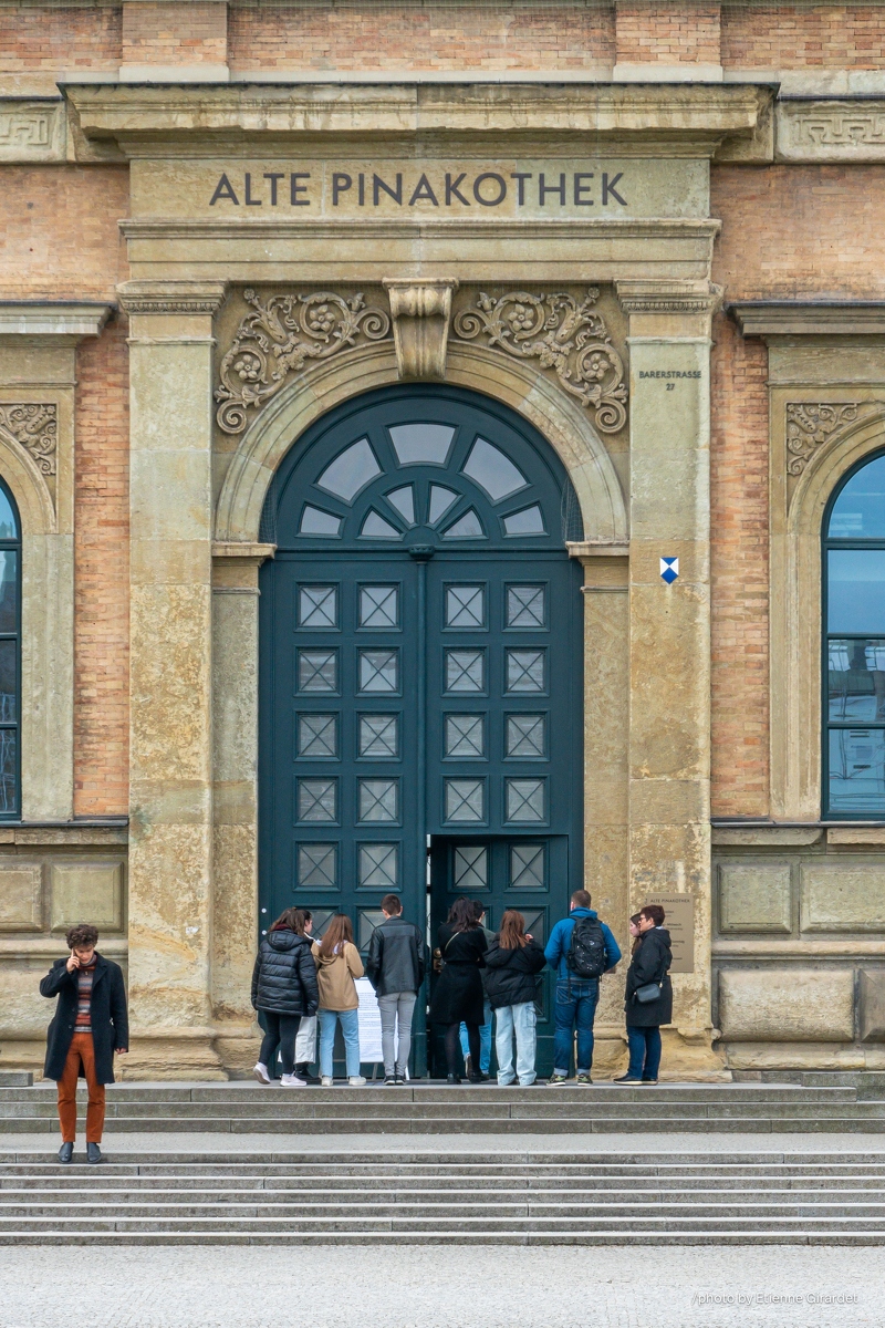 202304_09_RXX02845-people-queue-at-alte-pinakothek-entrance-by-E-Girardet.jpg