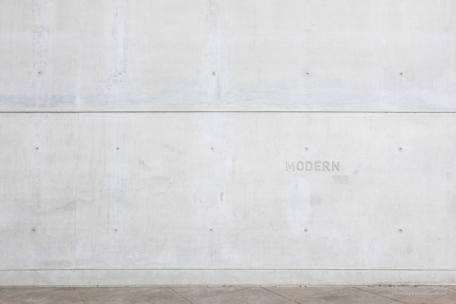 202304_09_RXX02852-gray-concrete-wall-with-modern-inscription-by-E-Girardet.jpg