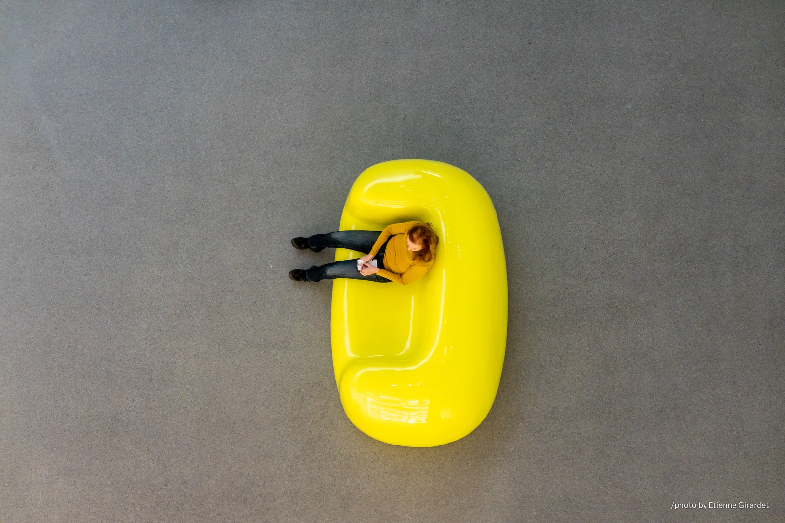 202304_09_RXX02872-person-sits-on-yellow-couch-top-view-by-E-Girardet.jpg