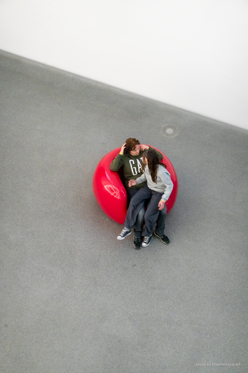 202304_09_RXX02879-two-people-seated-on-red-beanbag-chair-by-E-Girardet.jpg