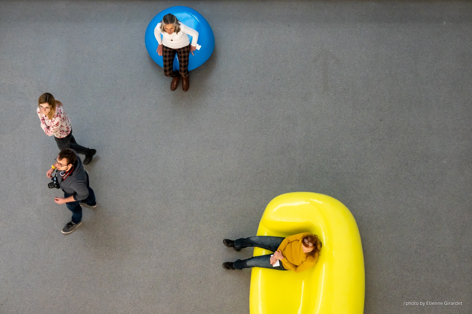 202304_09_RXX02880-people-seated-on-colorful-forms-by-E-Girardet.jpg