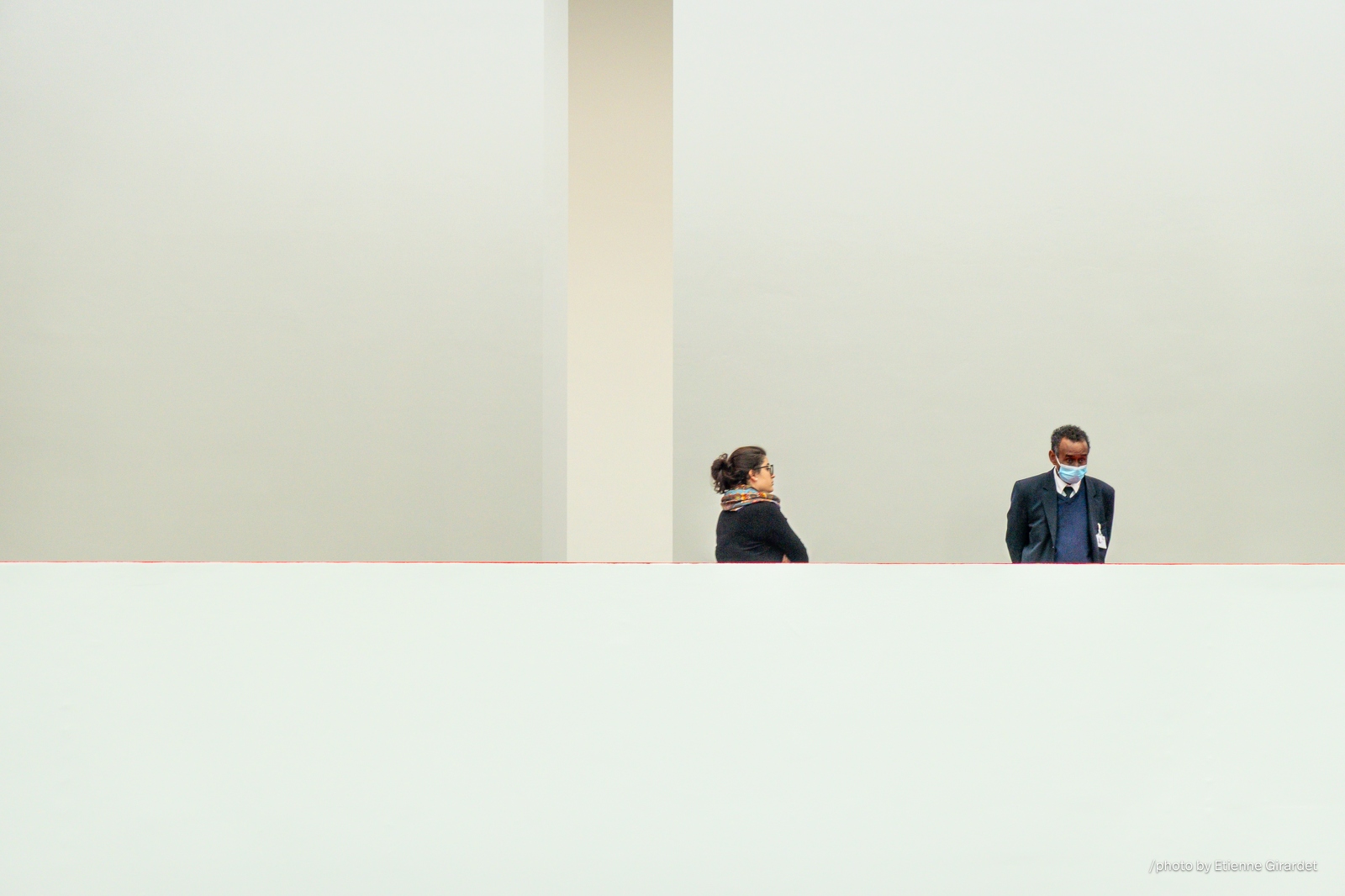 202304_09_RXX02891-two-people-masked-in-a-gallery-setting-by-E-Girardet.jpg