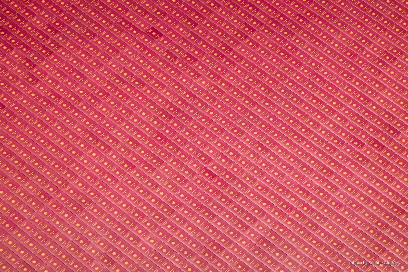 202304_09_RXX02892-many-red-passports-in-rows-by-E-Girardet.jpg