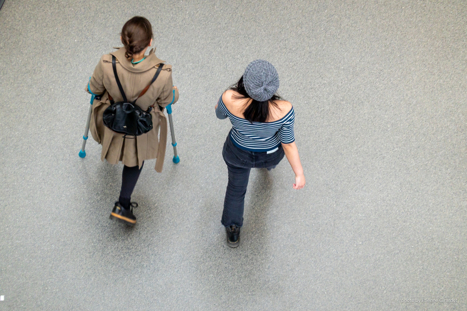 202304_09_RXX02893-two-people-with-crutches-walking-on-floor-by-E-Girardet.jpg