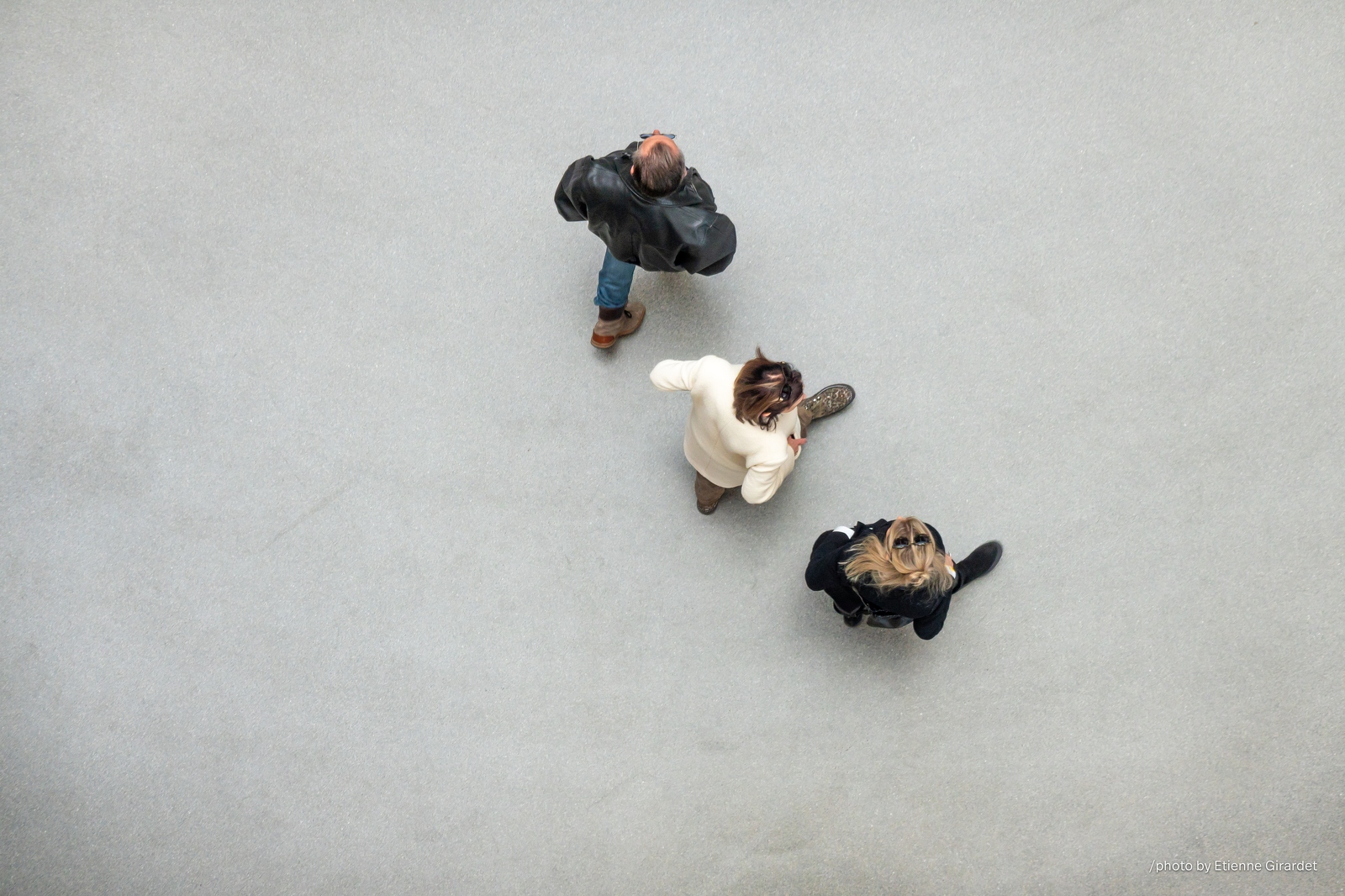 202304_09_RXX02900-three-people-walking-on-gray-floor-by-E-Girardet.jpg