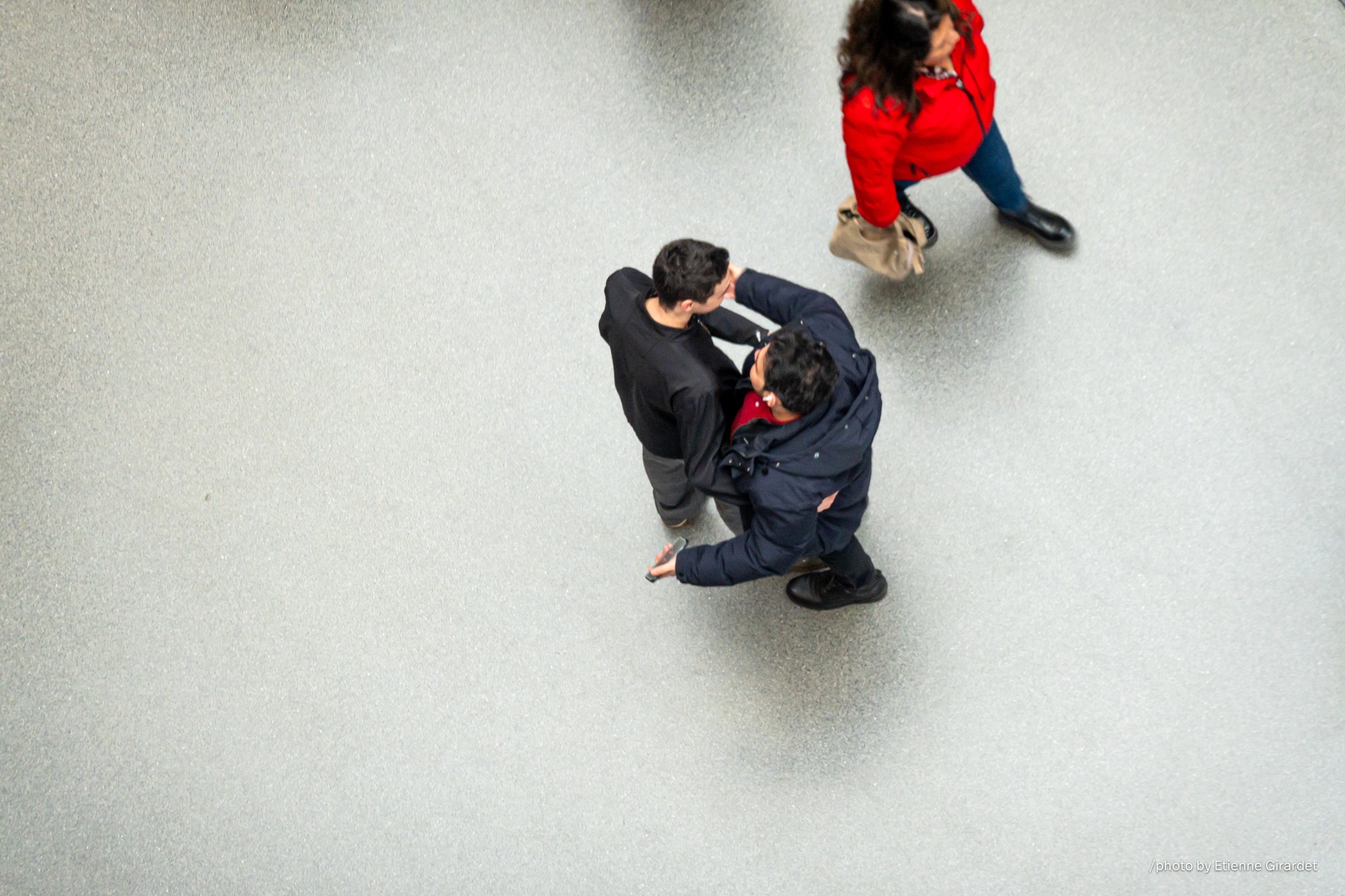 202304_09_RXX02905-people-walking-in-a-hall-way-by-E-Girardet.jpg
