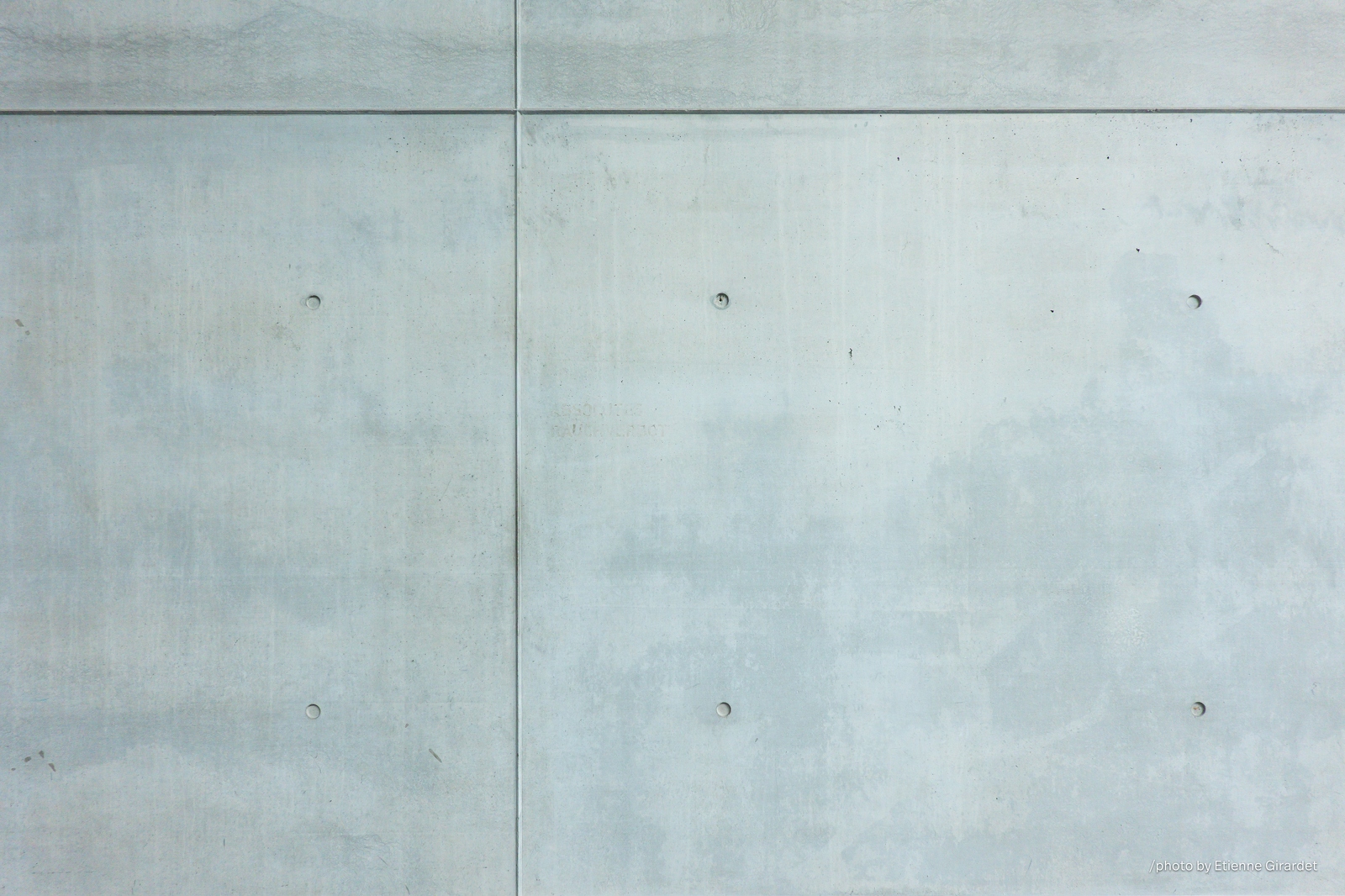 202304_09_RXX02916-gray-concrete-wall-texture-with-holes-by-E-Girardet.jpg