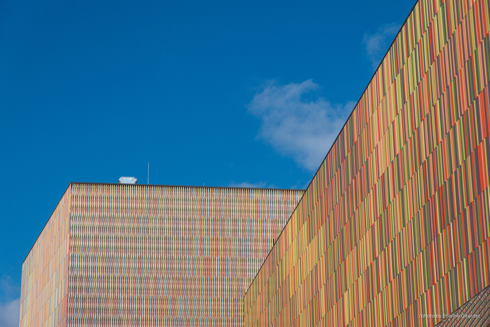 202304_09_RXX02943-colorful-striped-building-against-blue-sky-by-E-Girardet.jpg