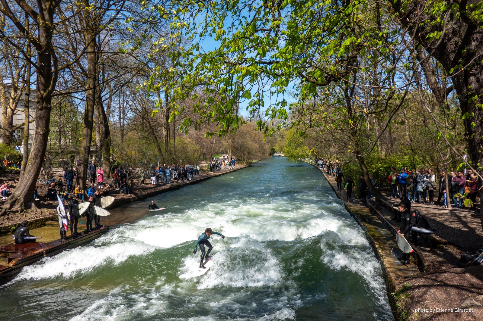 202304_10_RXX02956-surfers-on-artificial-river-waves-by-E-Girardet.jpg