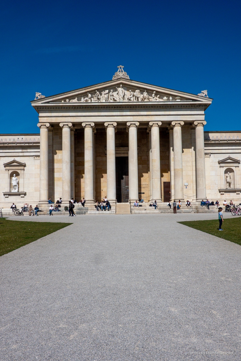 202304_10_RXX02959-ancient-building-with-people-relaxing-by-E-Girardet.jpg