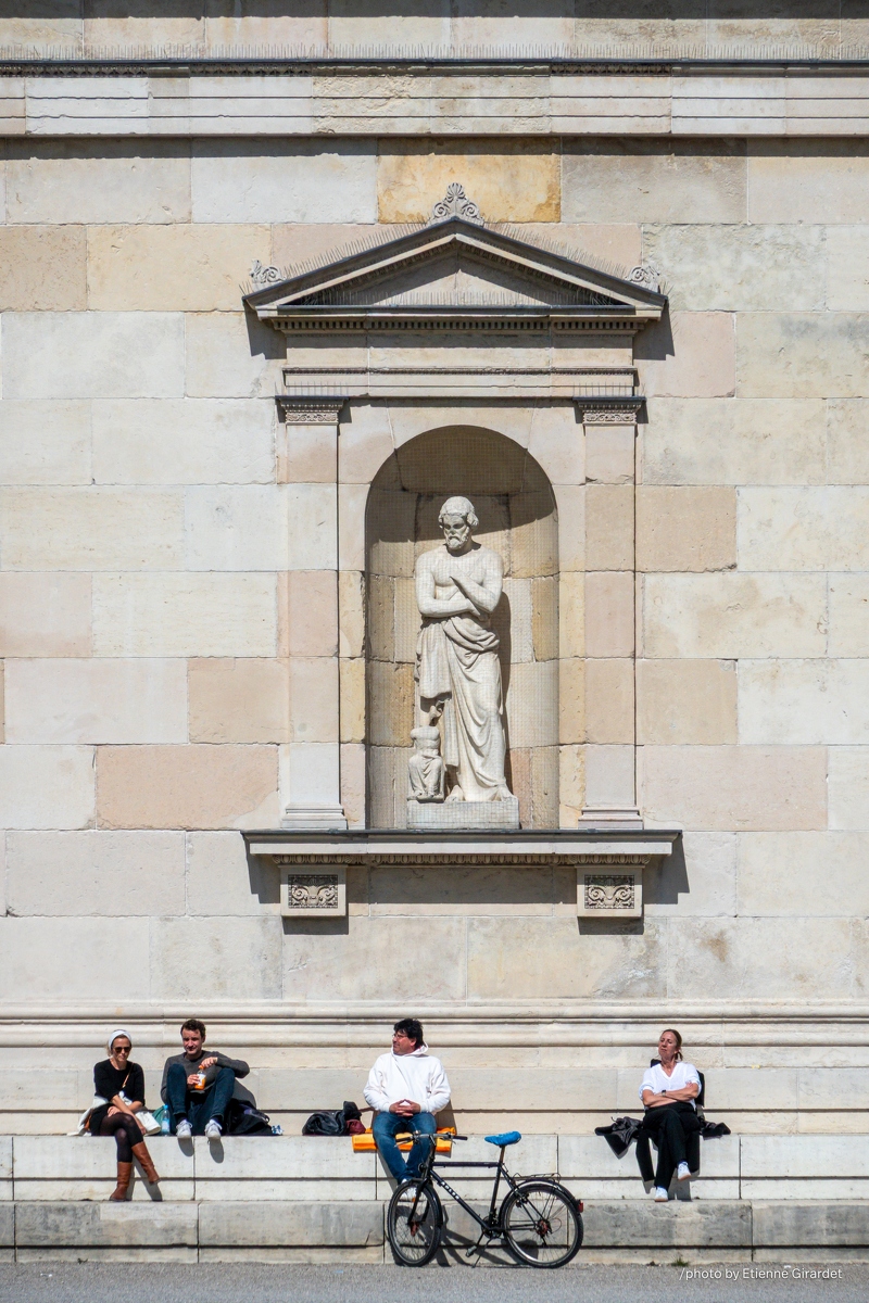 202304_10_RXX02962-people-relax-by-ornate-stone-wall-statue-by-E-Girardet.jpg