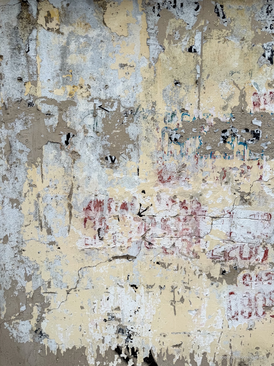 202311_28_IMG_8468-peeling-paint-and-posters-on-wall-by-E-Girardet.jpg