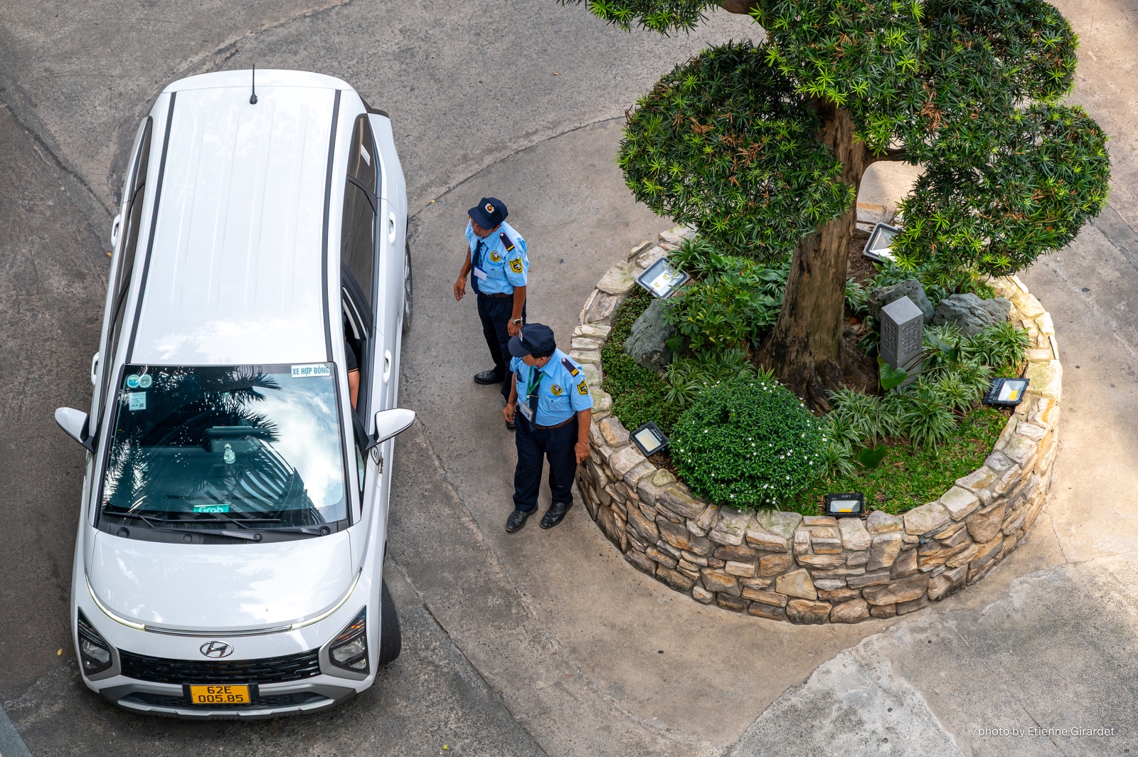202311_29_ZZ63466-white-car-guarded-by-security-guards-by-E-Girardet.jpg
