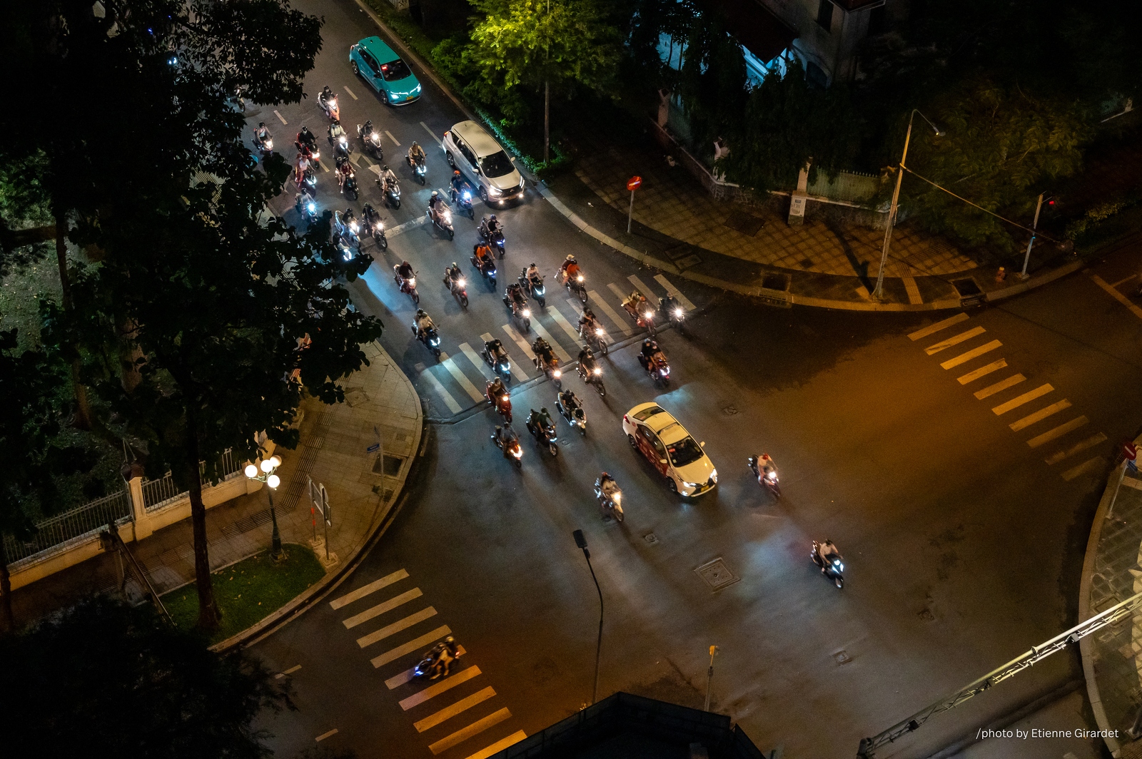 202311_29_ZZ63486-night-city-street-scene-many-motorbikes-by-E-Girardet.jpg