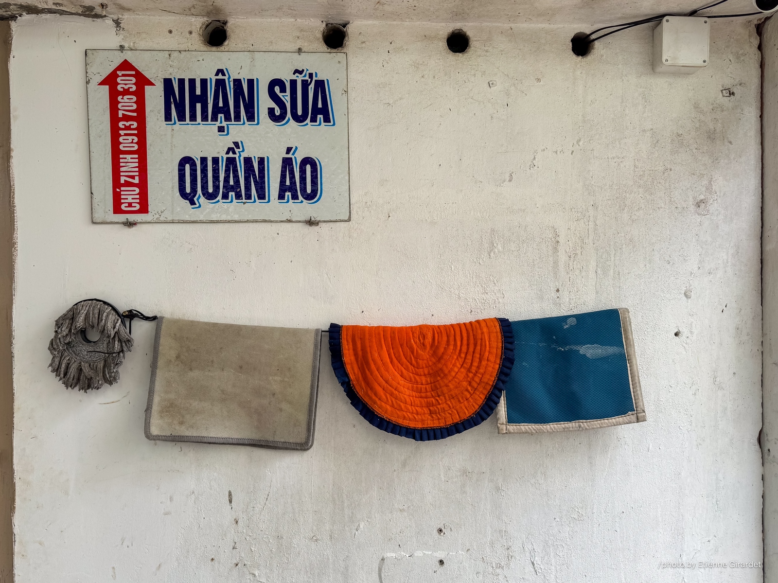 202312_03_IMG_9099-clothing-repair-shop-with-cleaning-supplies-by-E-Girardet.jpg