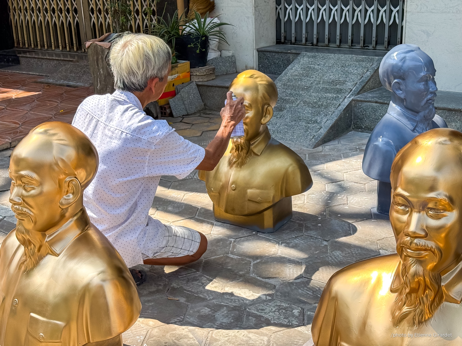 202312_08_IMG_9346-man-painting-golden-busts-outdoors-by-E-Girardet.jpg