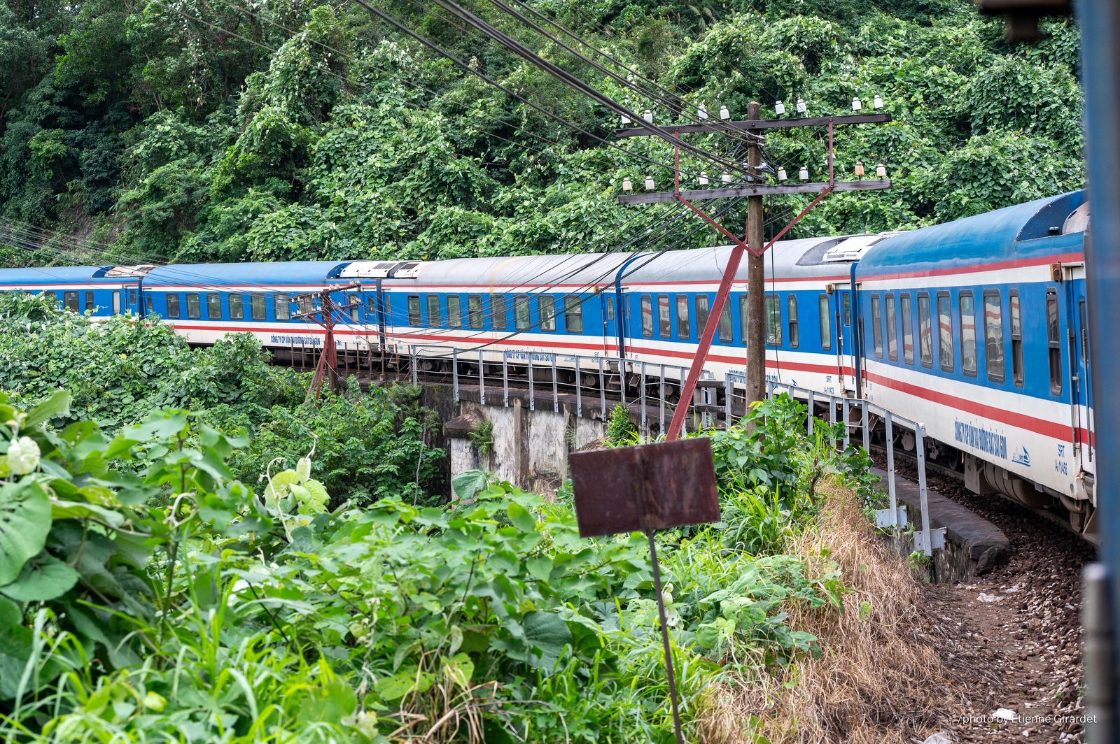 202312_28_ZZ64658-train-on-a-mountainside-track-by-E-Girardet.jpg