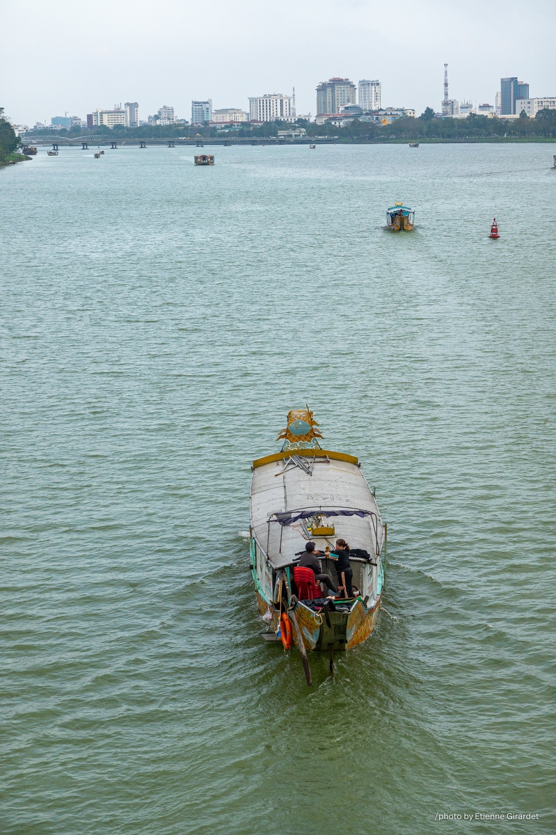 202401_01_RXX07365-river-boat-cityscape-cloudy-day-by-E-Girardet.jpg