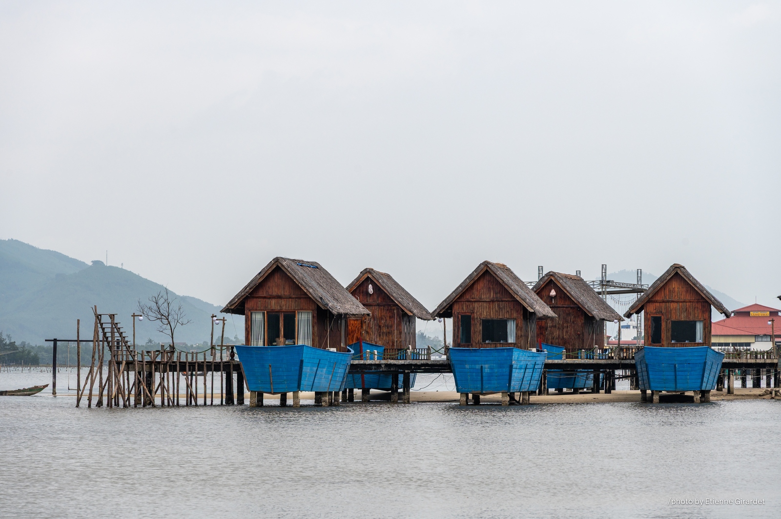 202401_11_ZZ64998-wooden-huts-on-stilts-over-water-by-E-Girardet.jpg