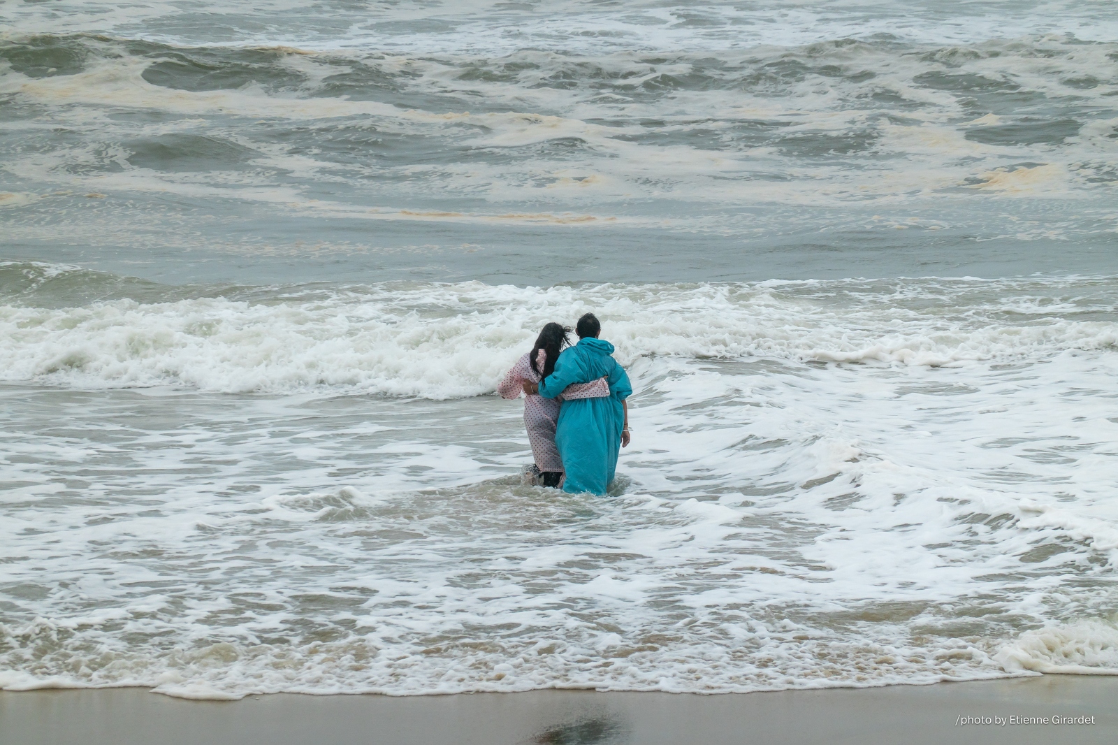 202401_23_RXX07517-couple-wading-in-rough-surf-by-E-Girardet.jpg
