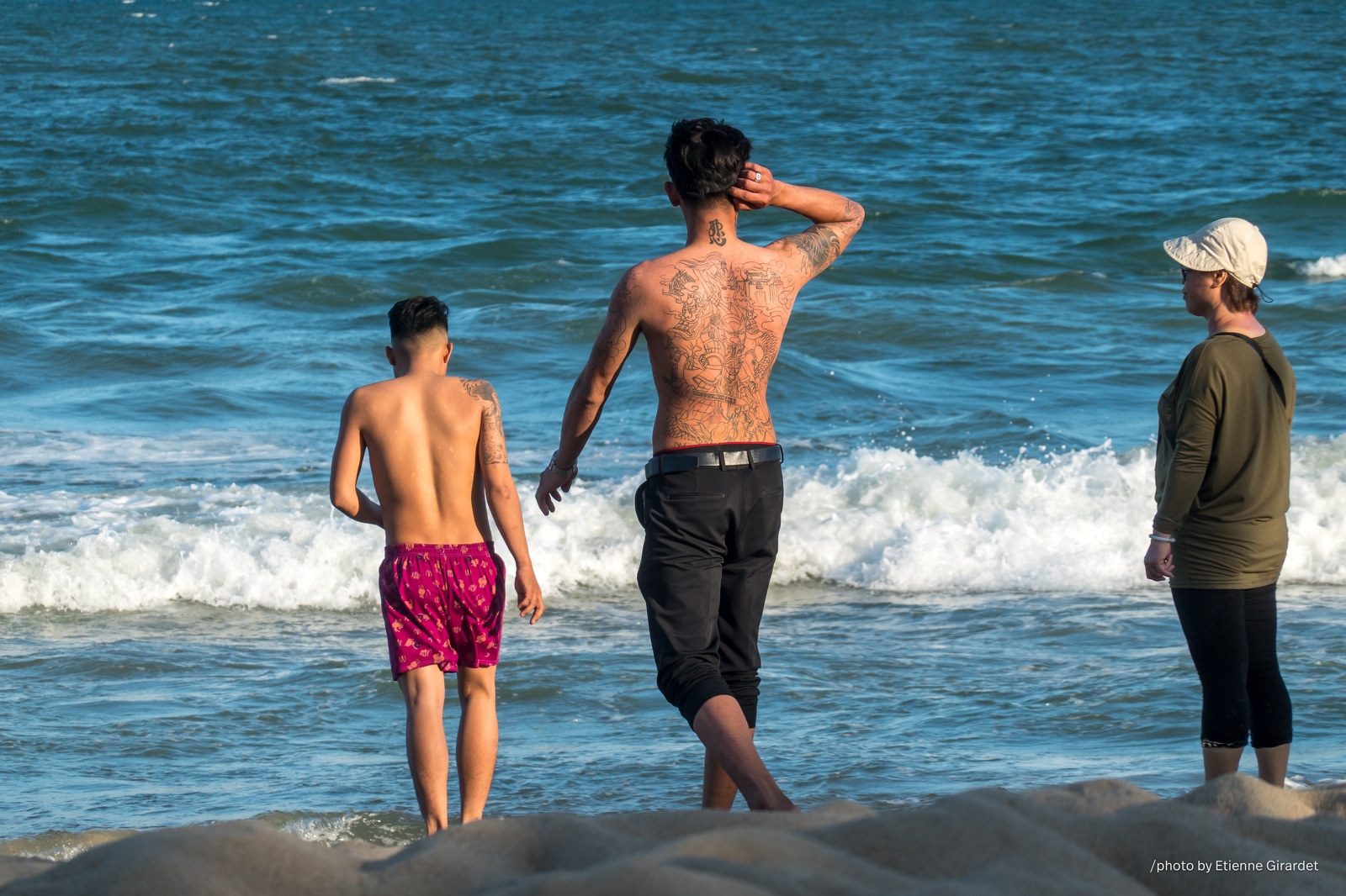 202402_01_RXX07667-beachgoers-at-oceans-edge-tattoos-visible-by-E-Girardet.jpg