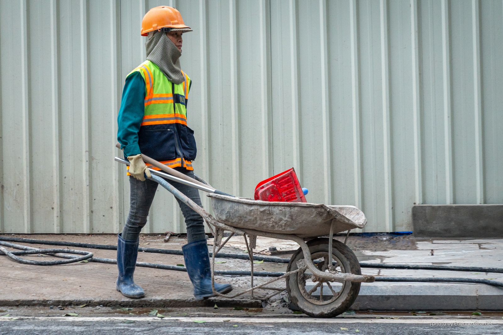 202402_03_RXX07692-construction-worker-pushing-wheelbarrow-by-E-Girardet.jpg