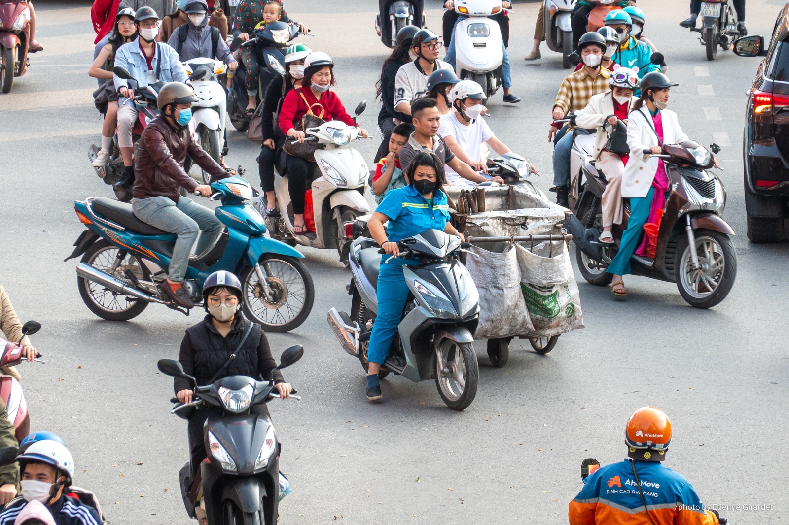 202402_04_RXX07727-busy-street-scene-motorbikes-people-masks-by-E-Girardet.jpg
