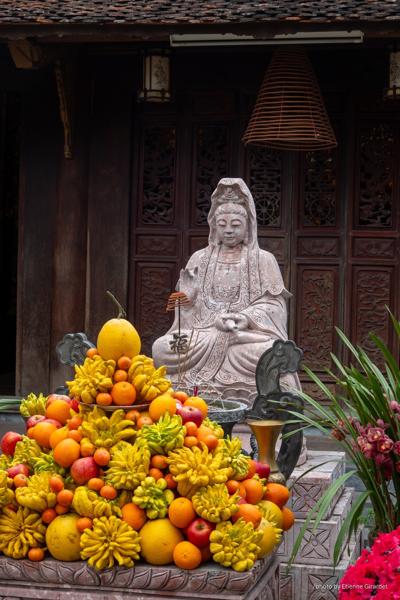 202402_06_RXX07872-statue-and-fruit-offering-at-temple-by-E-Girardet.jpg