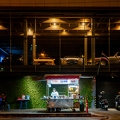 202403_04_RXX08749-Verbessert-RR-night-street-food-stall-by-cars-by-E-Girardet.jpg