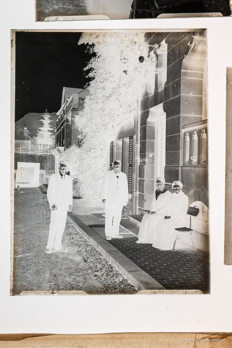 202408_19__ZZ68435-group-of-people-outside-buildings-by-E-Girardet.jpg
