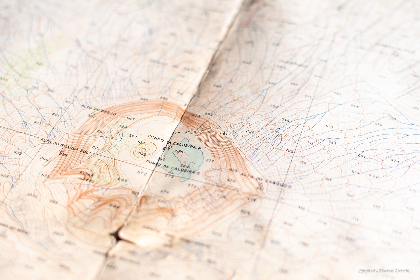 202410_12__ZZ68462-topographic-map-of-a-mountainous-region-by-E-Girardet.jpg