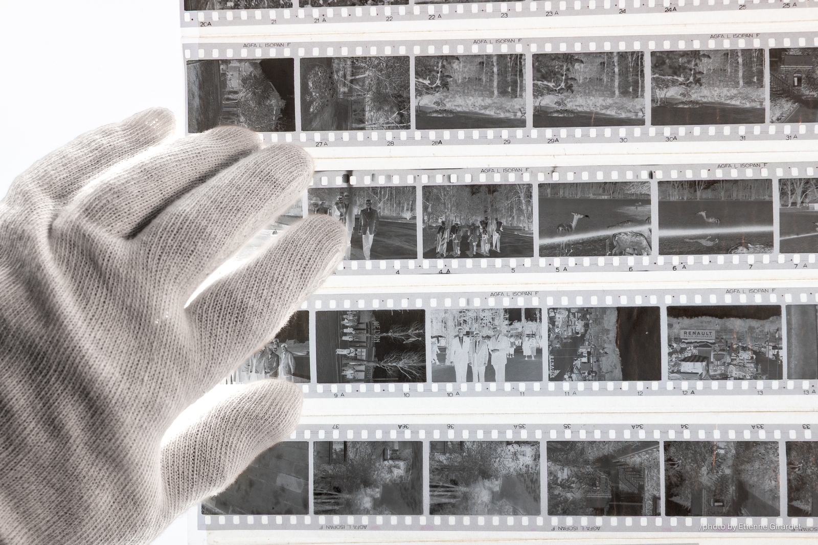202410_12__ZZ68480-hand-holding-black-and-white-film-negatives-by-E-Girardet.jpg